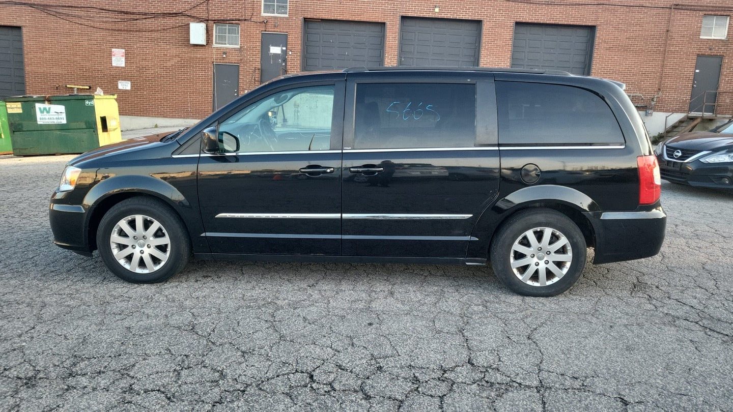 CHRYSLER TOWN & COUNTRY 2014