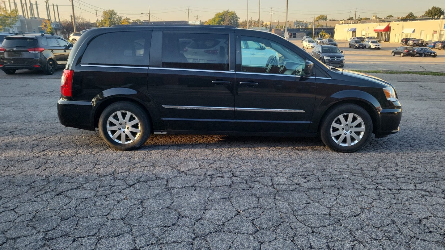 CHRYSLER TOWN & COUNTRY 2014